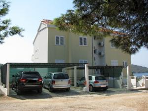Apartments Maslinica 6